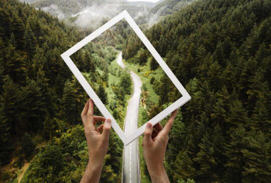 krajobraz-przyrody-z-rama-trzymajaca-reke